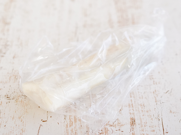 うどをカットしてキッチンペーパーに包む