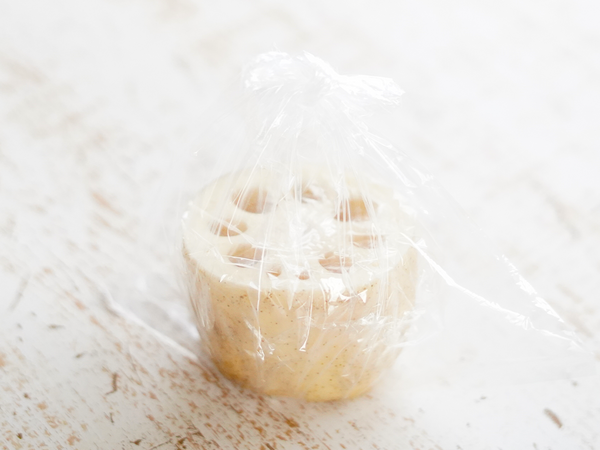 使いかけのれんこんは変色しやすいので塩水につけてから保存するとよい