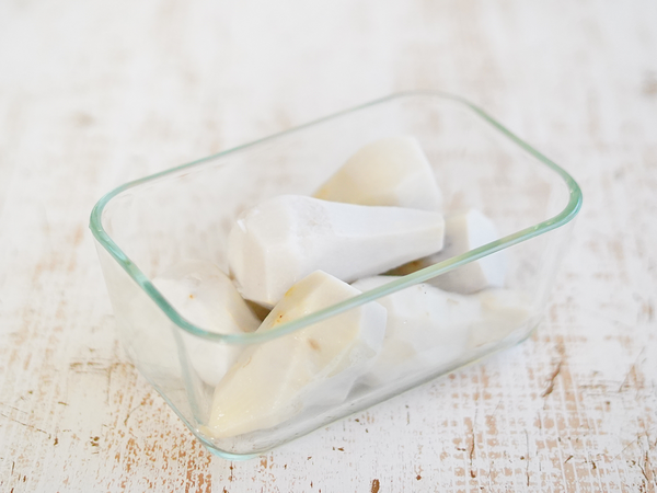 里芋の皮を剥いて茹でて保存容器に入れ冷蔵保存