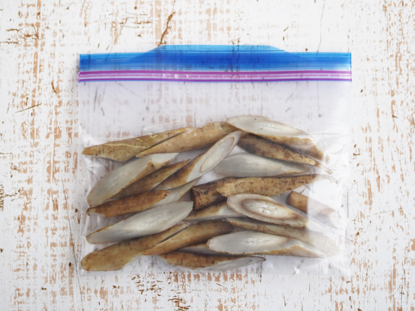 ごぼうを硬めに下茹でしてジッパー付きポリ袋に入れて冷凍保存