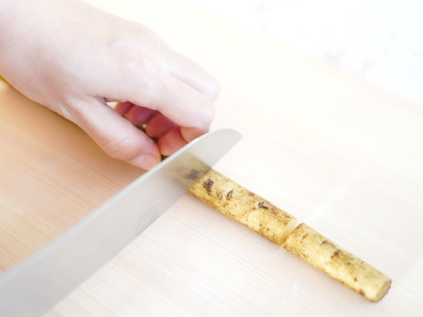 ごぼうを筒切りにする