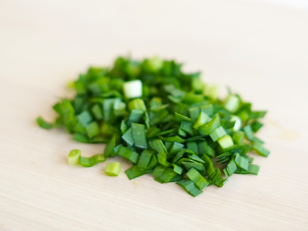 ニラの茎の根元はどこまで食べられる？切る場合は何センチ？ - Fily〔フィリー〕