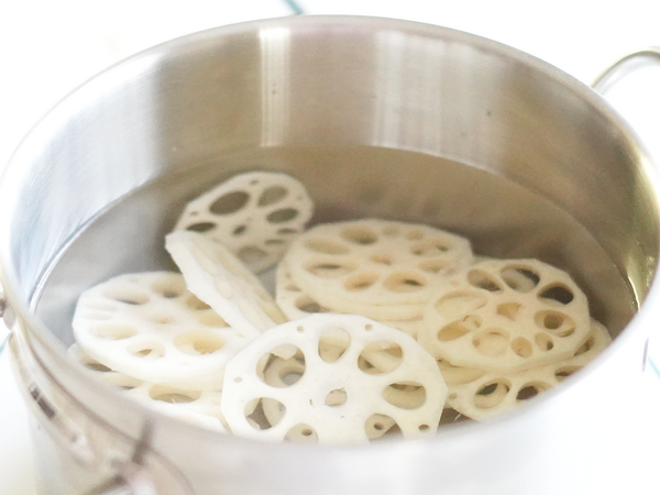 れんこんを水から茹でる