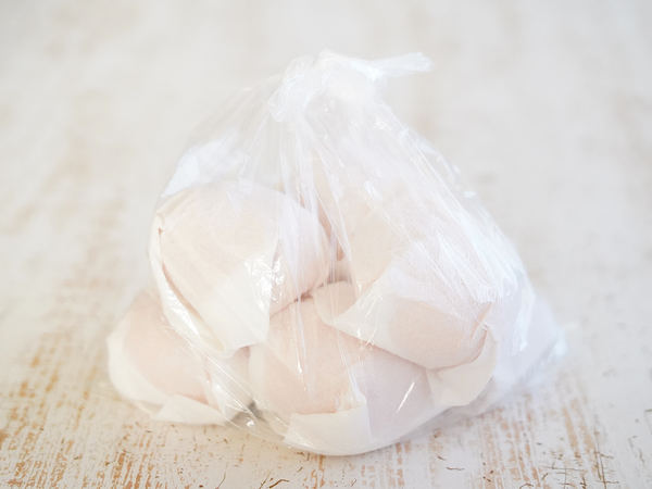 みかんを1個ずつキッチンペーパーで包みポリ袋に入れる
