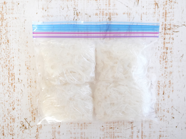 茹でて冷めた春雨を小分けにしラップに包んでから冷凍用保存袋に入れて冷凍室で保存する