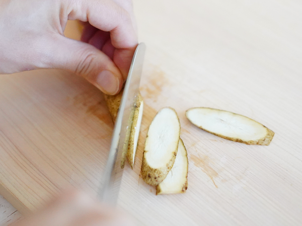 ごぼうをカットする