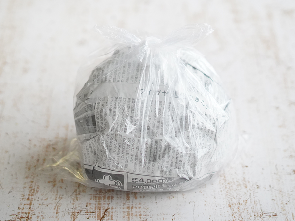 芯をくり抜き濡らしたティッシュを詰めて、キャベツ全体を新聞紙で包みポリ袋に入れる