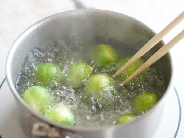 沸騰した湯で芽キャベツを3〜5分ほど茹でる