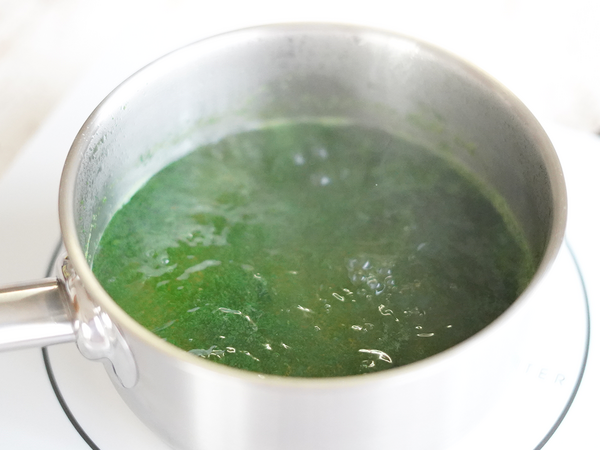 小松菜をこした液を煮立てる