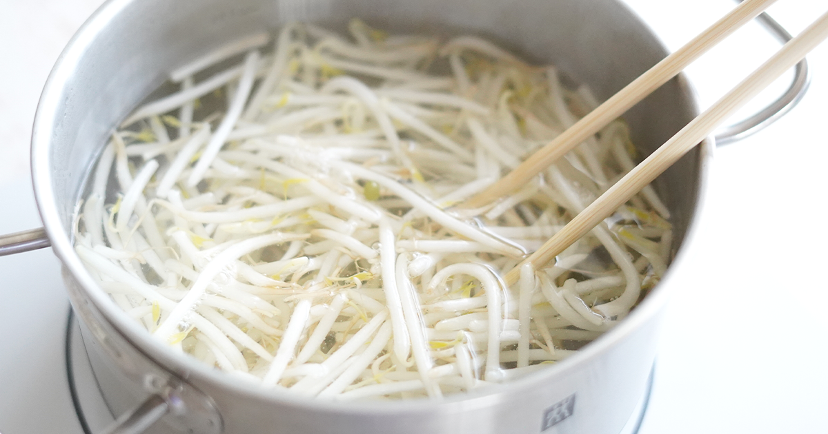 もやしの茹で時間。シャキシャキ&しなしなは何分?水から茹でる? - Fily